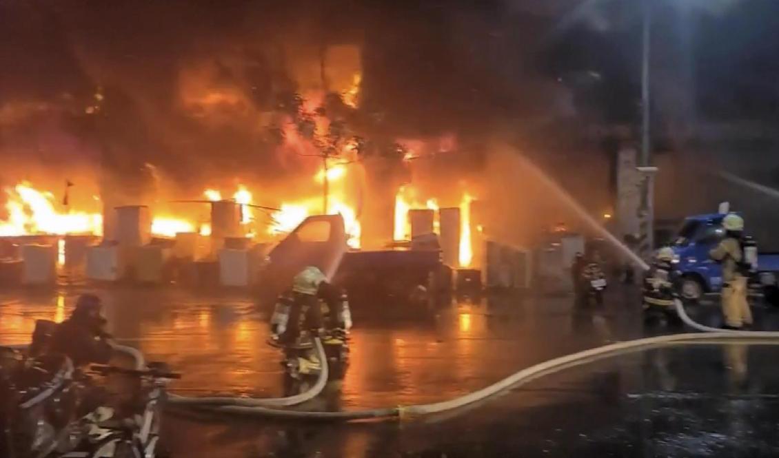 13-våningsbyggnaden började brinna under natten mot tirsdagen lokal tid i Kaohsiung i södra Taiwan. Foto: EBC/AP/TT