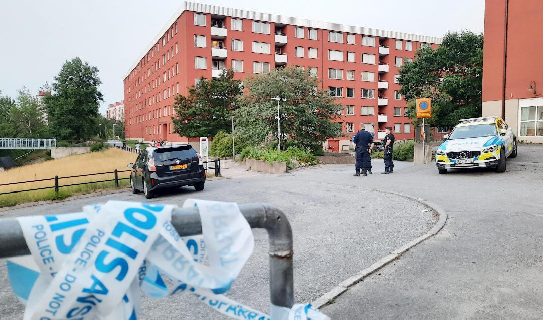 Poliser på plats i Flemingsberg efter skottlossning i somras, där området Grantorp/Visättra nu klassas som utsatt av polisen, enligt Ekot. Arkivbild. Foto: Johan Jeppsson/TT