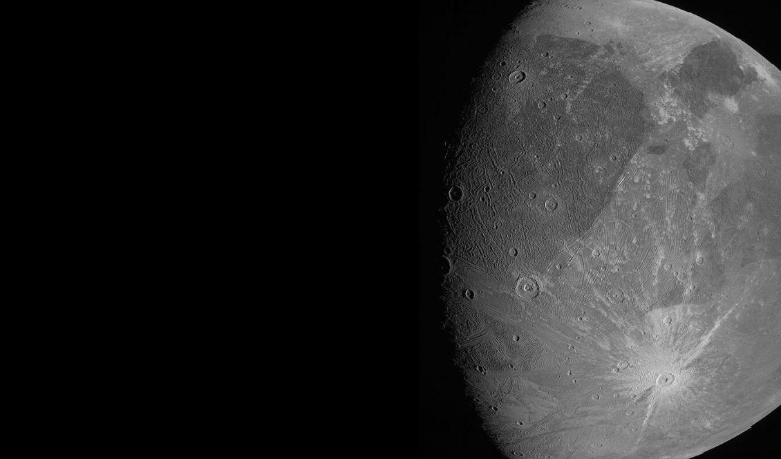 Ganymedes –Jupiter och hela solsystemets största måne. Bilden togs av rymdsonden Juno i juni i år. Sonden passerade som närmast ungefär 100 mil från månen. Arkivbild. Foto: NASA/JPL-Caltech/SwRI/MSSS via AP/TT