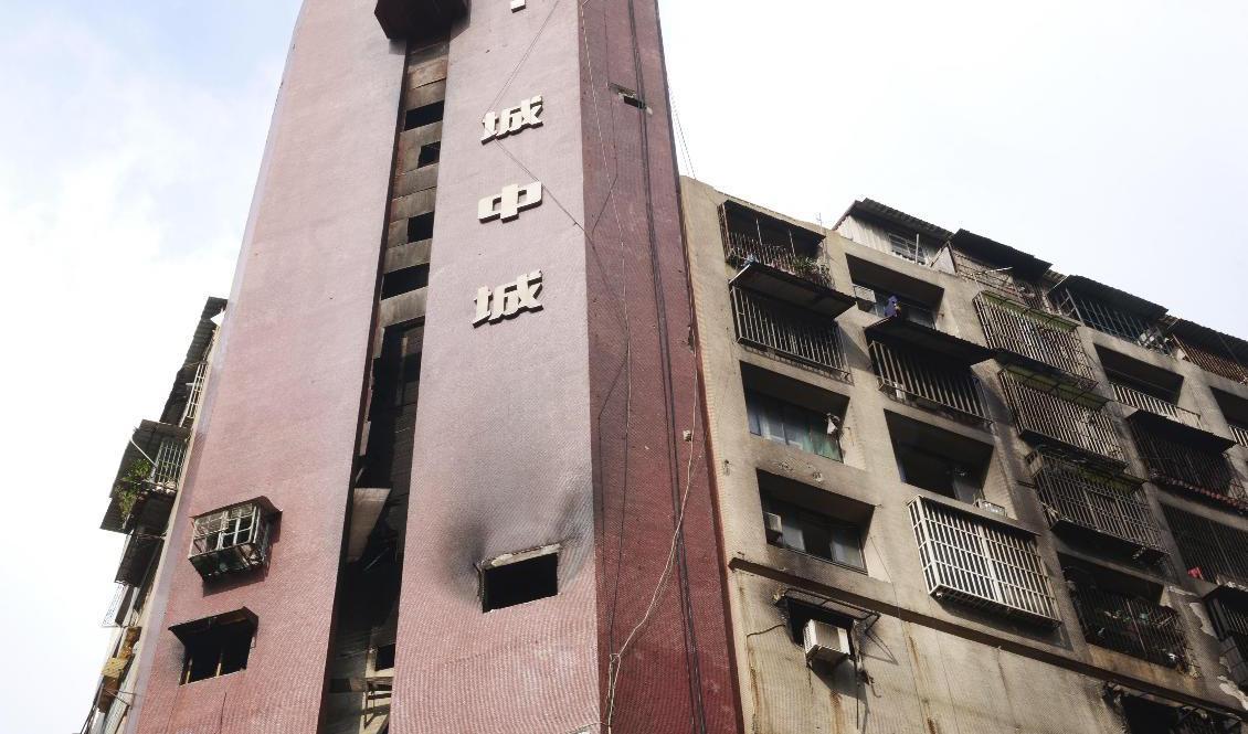 Den 13 våningar höga byggnaden under fredagen lokal tid. Foto: Huizhong Wu/AP/TT