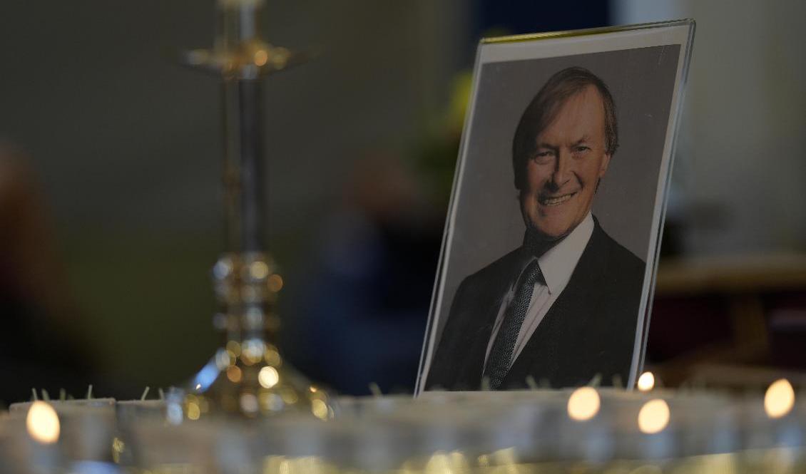 En bild på den mördade David Amess stod under söndagen uppställd i kyrkan S:t Michaels i brittiska Leigh-on-Sea. Foto: Alastair Grant/AP/TT
