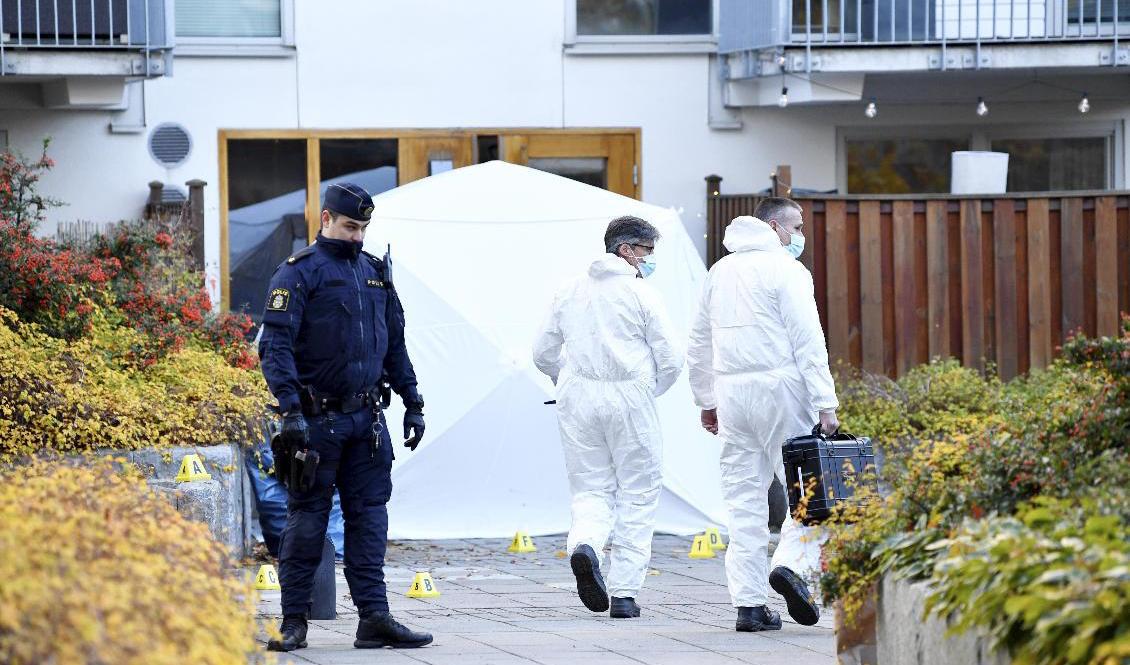 Den tekniska undersökningen efter mordet på rapparen Einár fortskred på fredagen. Foto: Henrik Montgomery/TT