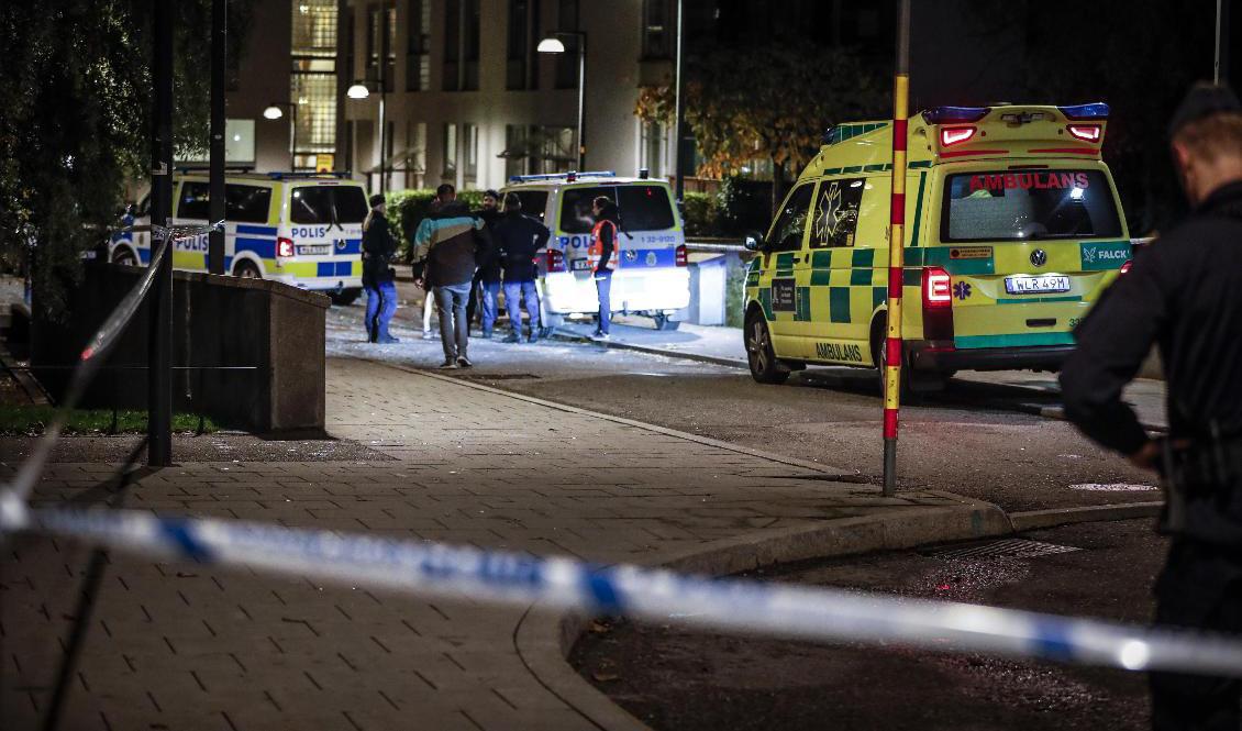 Polis och ambulans på plats i Hammarby sjöstad i södra Stockholm, där en man hittats skjuten. Mannen avled senare av sina skador. Foto: Christine Olsson/TT
