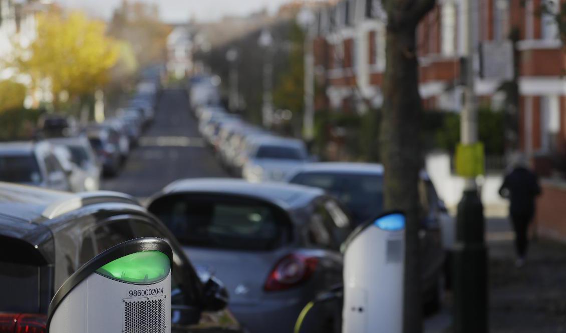 Elbilar på laddning på en gata i London. Med nya ULEZ gynnas avgasfria bilar mer än tidigare. Foto: Kirsty Wigglesworth/AP/TT