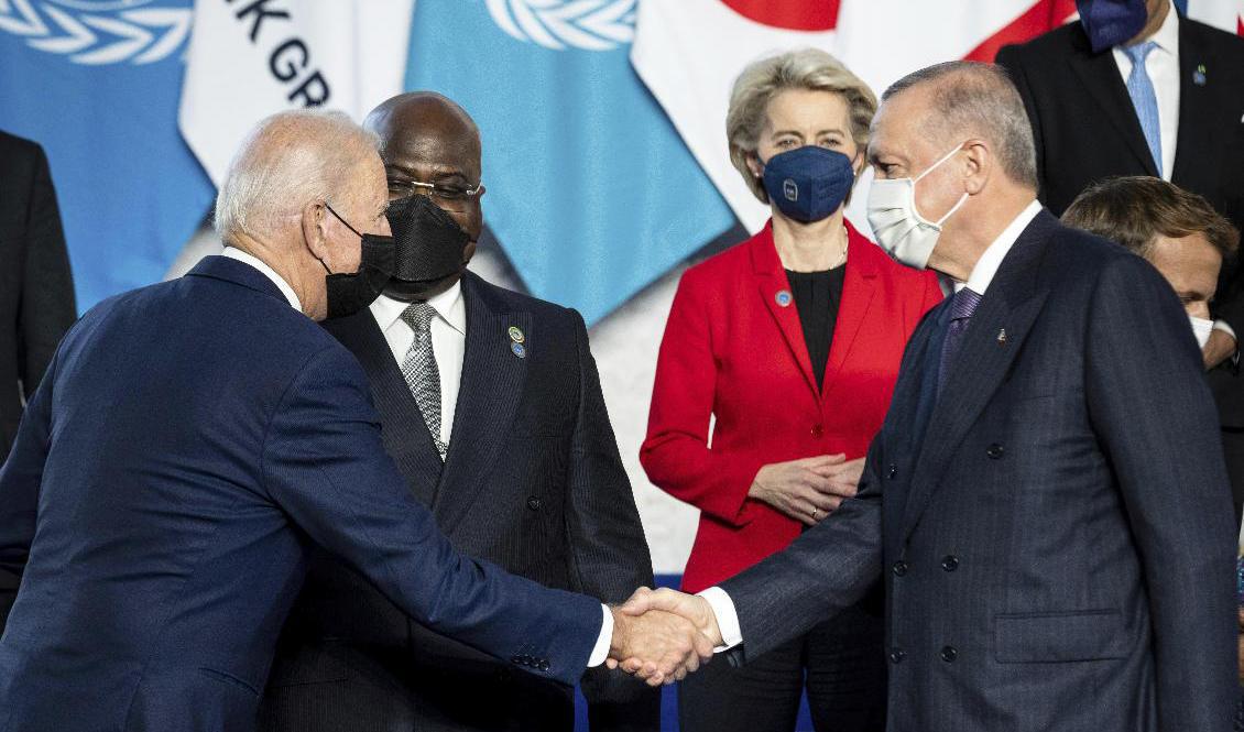 USA:s president Joe Biden, till vänster, skakar hand med Turkiets president Recep Tayyip Erdogan i samband med det pågående G20-mötet i Rom. I bakgrunden syns bland andra EU-kommissionens ordförande Ursula von der Leyen. Foto: Erin Schaff/AP/TT