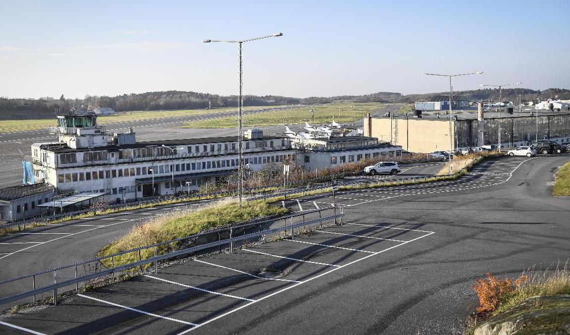Bromma flygplats i Stockholm stängdes för all flygtrafik under en dryg timme, efter det att klimataktivister tagit sig in på området. Foto: Stina Stjernkvist/TT