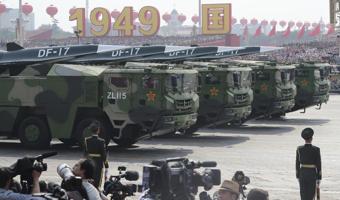 Militärfordon bärande ballistiska robotar i Peking under en militärparad 2019. Arkivbild. Foto: Ng Han Guan/AP/TT