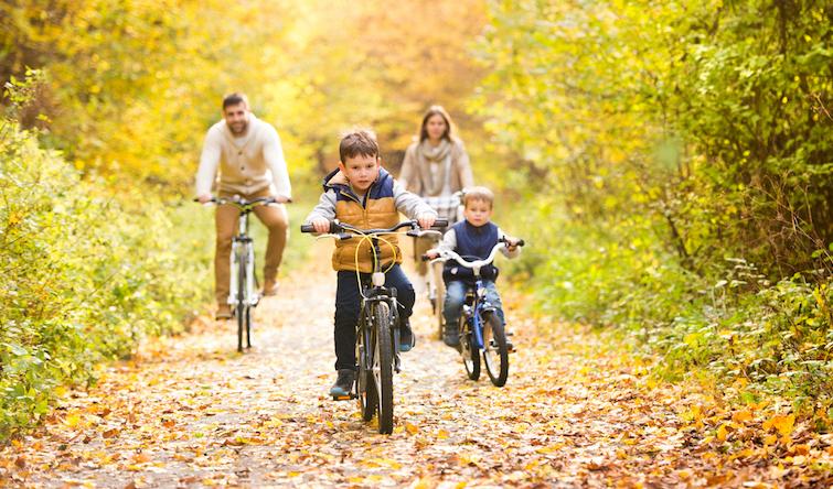 Många olika grupper i samhället pratar om möjligheten att leva ett enklare liv med mer tid för familjen. Vad krävs egentligen för att det ska bli verklighet? Foto: Shutterstock