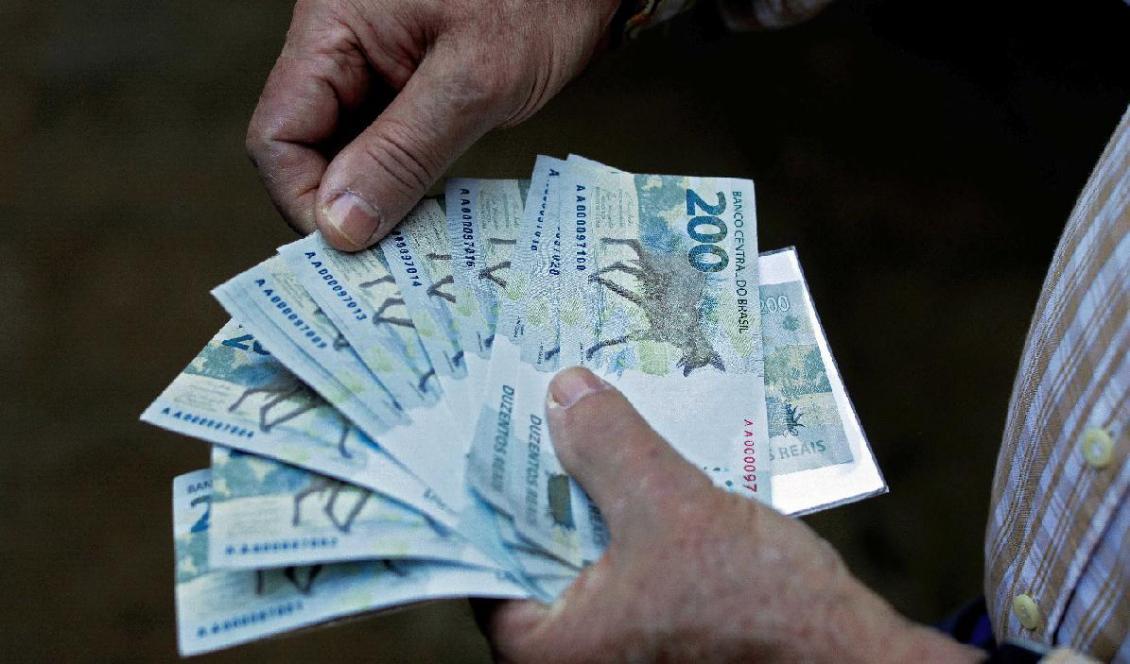 

En man håller i 200-realsedlar från den Brasilianska centralbanken. Den brasilianska ekonomin är nu hårt ansatt av inflation. Foto: Sergio Lima/AFP via Getty Images                                                                                        