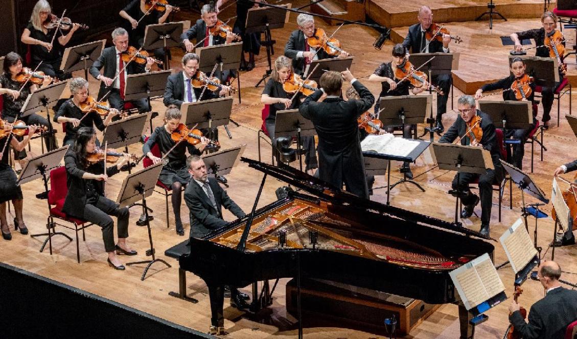 Filharmonikerna och pianisten Martin Sturfält framför Stenhammar under festivalens inledningskonsert. Foto: Yanan LI