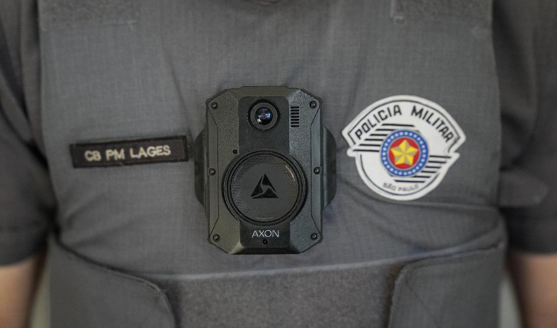 En polis i skottsäker väst med kroppskamera i São Paulo, Brasilien, som del av ett försök att minska det dödliga polisvåldet. Foto: Andre Penner/AP/TT