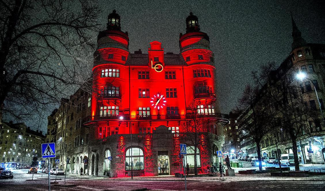 LO-borgen vid Norra bantorget upplyst av en röd fasadbelysning. Arkivbild. Foto: Tomas Oneborg/SvD/TT