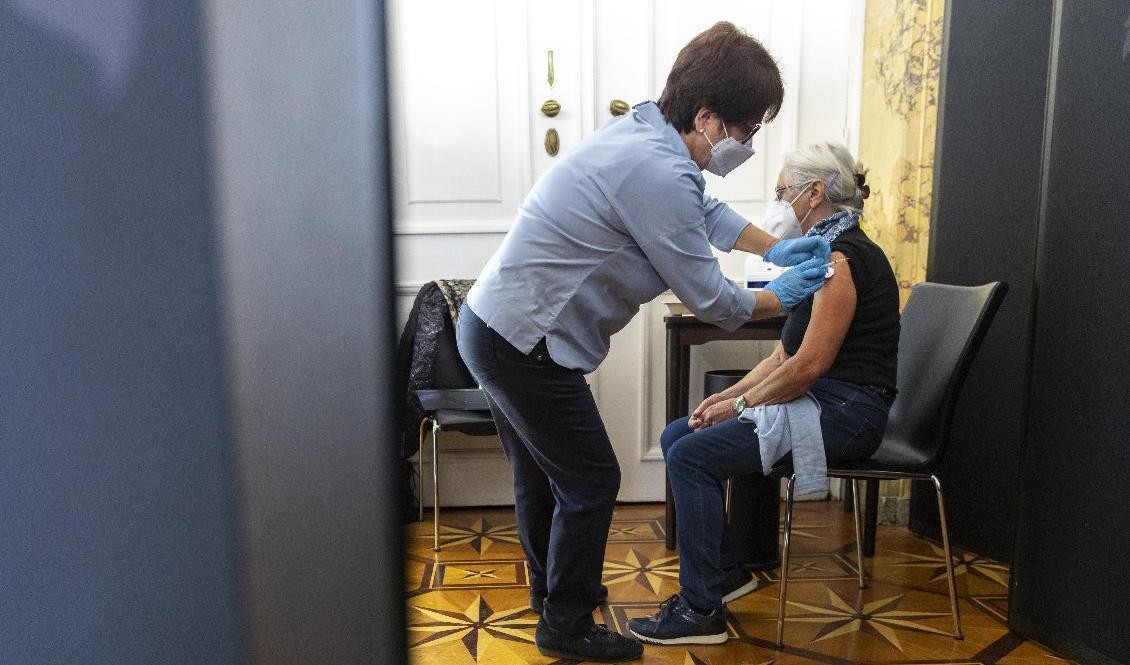 Vaccinviljan i Österrike har ökat sedan nya krav ställdes i måndags – snart kan de skruvas åt ytterligare. Arkivbild. Foto: Lisa Leutner/AP/TT