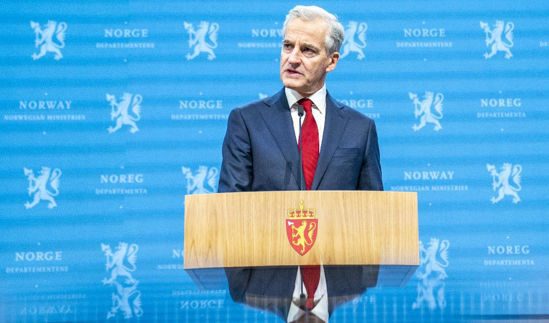 Norges statsminister Jonas Gahr Støre på fredagens pressträff om coronaläget. Foto: Torstein Bøe/NTB/TT