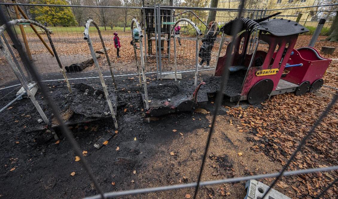I Kungsparken i Malmö förstördes ett lektåg i en brand tidigt på lördagsmorgonen. Malmö har under det senaste året drabbats av en serie bränder på lekplatser. Foto: Johan Nilsson/TT