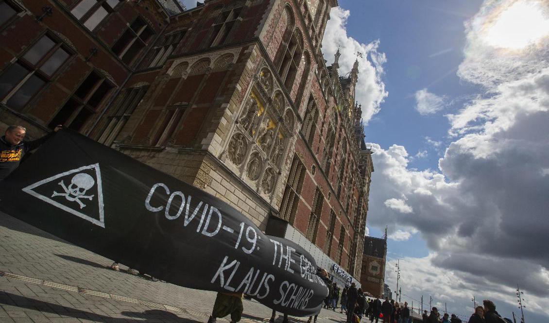 Nya restriktioner införs i Nederländerna i helgen. Bild från en tidigare demonstration i Amsterdam. Foto: Peter Dejong/AP/TT