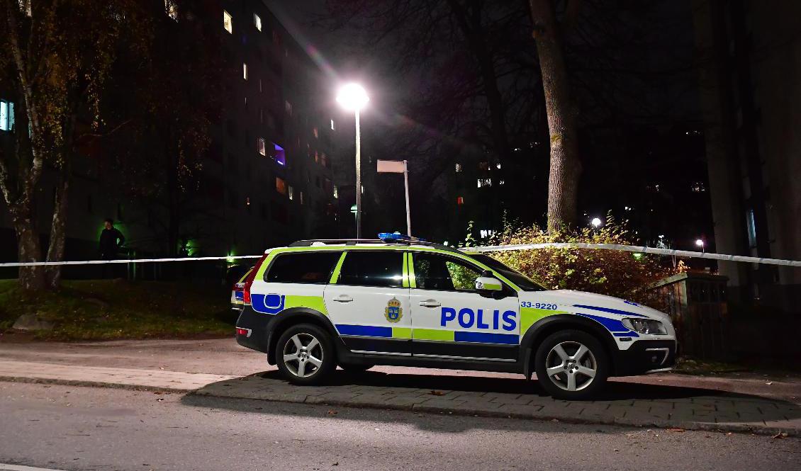 Två barn har hittats allvarligt skadade i Hässelby i nordvästra Stockholm. Polisen misstänker att de fallit från hög höjd. Foto: Jonas Ekströmer/TT