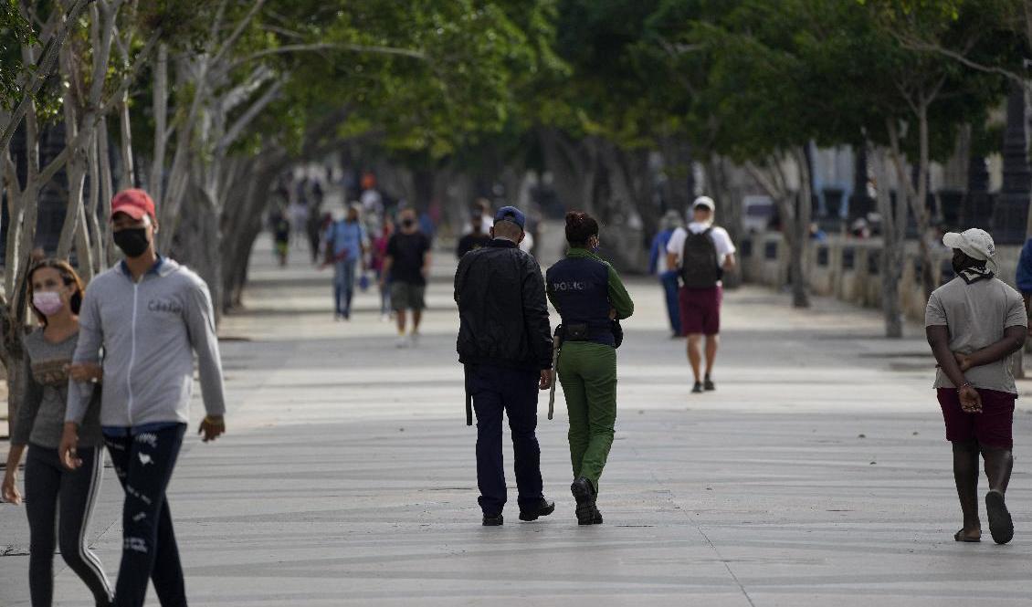 Polis patrullerar längs Paseo del Prado i Havanna på måndagen. De planerade protesterna lyste med sin frånvaro. Foto: Ramon Espinosa/AP/TT