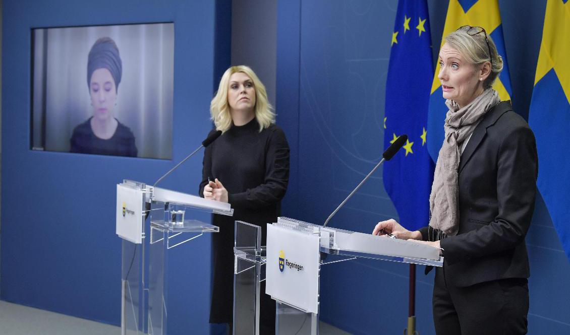 Socialminister Lena Hallengren (S) och Folkhälsomyndighetens generaldirektör Karin Tegmark Wisell håller pressträff om åtgärder kopplade till covid-19-pandemin. Men på distans är kulturminister Amanda Lind (MP). Foto: Jessica Gow/TT