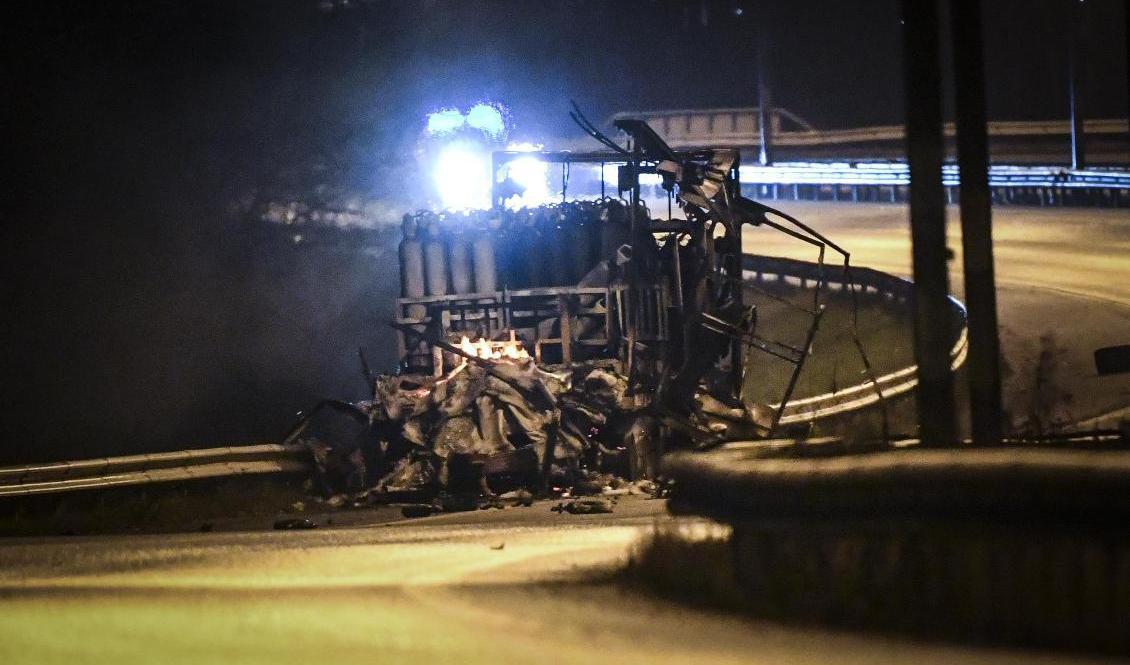 Den brandhärjade lastbilen är lastad med gasoltuber. Foto: Fredrik Sandberg/TT