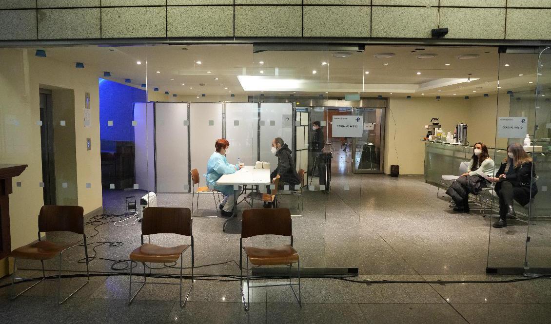 Ett vaccinationscenter upprättat i Nationalteatern i Prag. Från och med måndag får ovaccinerade inte besöka restauranger och evenemang. Foto: Petr David Josek/AP/TT