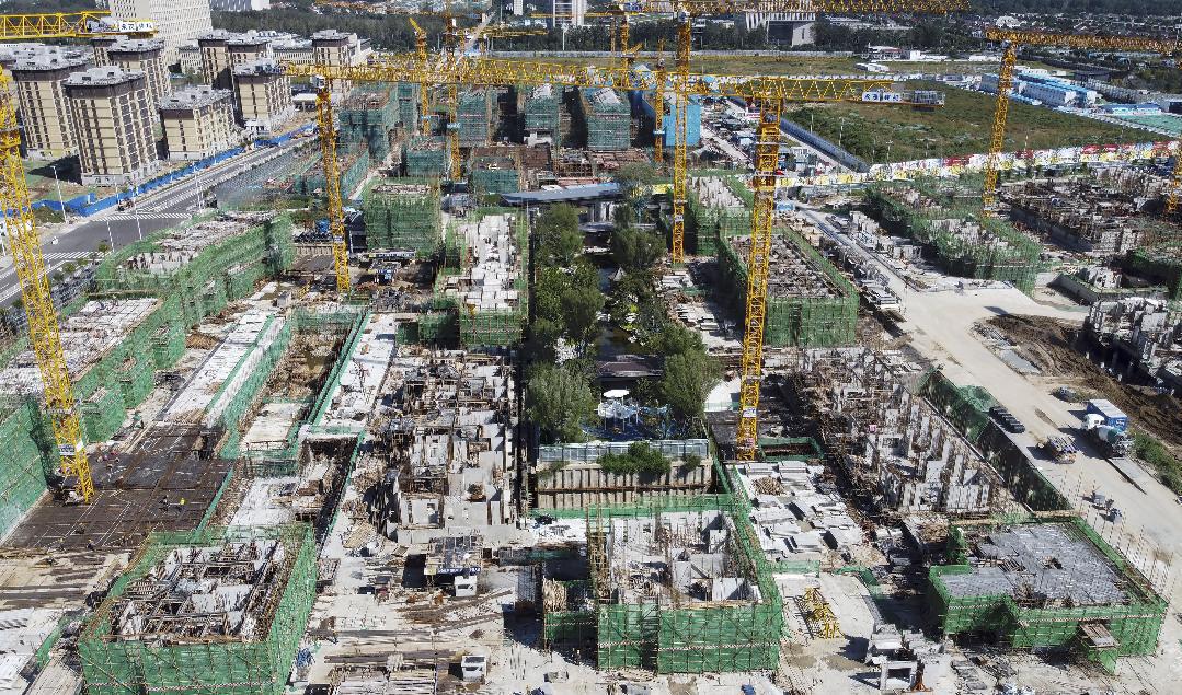 Krisdrabbade China Evergrandes affärsmodell är satt ur spel då ingen vågar köpa bostäder av fastighetsutvecklaren längre, enligt ratinginstitutet S&P Global. Arkivbild Foto: AP/TT