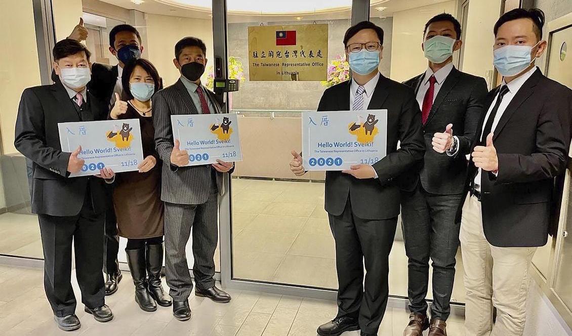 Personalen på det taiwanesiska representationskontoret i Litauen poserar vid dess entré vid öppnandet i torsdags. Foto: Taiwans utrikesdepartement via/AP/TT
