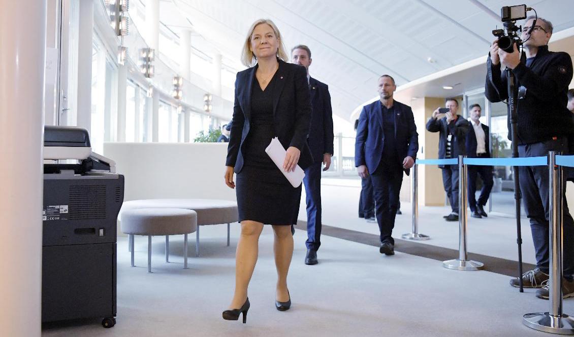 Magdalena Andersson på väg till pressträff i riksdagen i tisdags efter att talmannen gett S-ledaren mer tid för sonderingarna om en ny regering – till den 22 november. Foto: Anders Wiklund/TT
