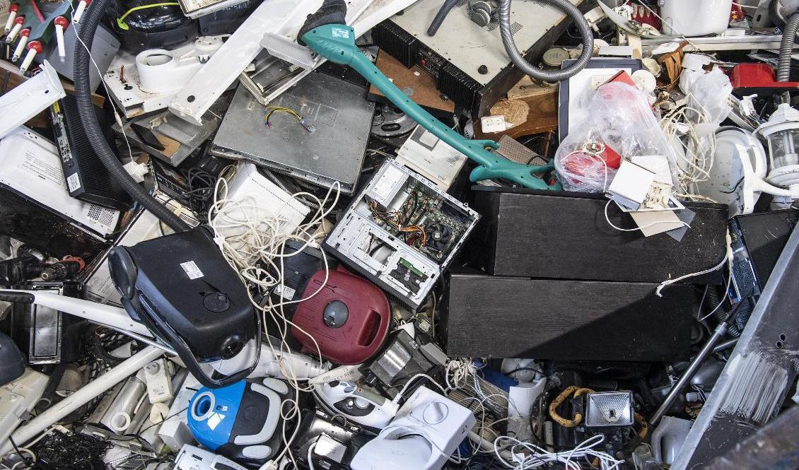 Elektronikavfall är den snabbast växande avfallsströmmen. Mycket som skulle gå kunna repareras hamnar på soptippen. Foto: Anders Wiklund/TT