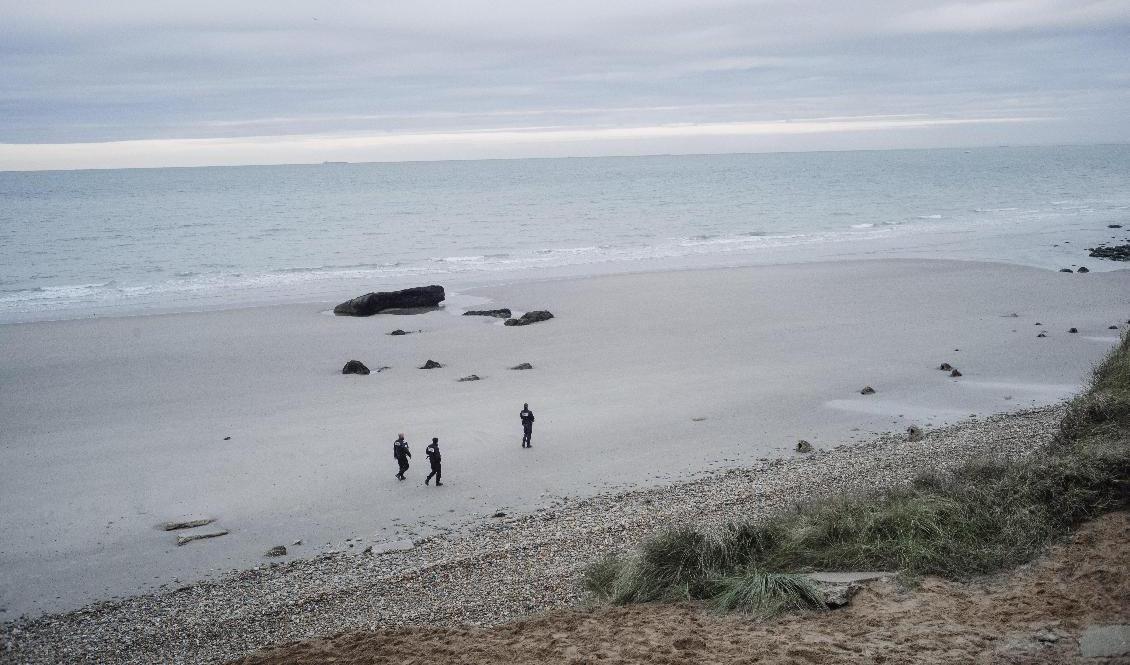 Fransk polis patrullerar vid stranden i Wimereux i norra Frankrike. Arkivbild. Foto: Louis Witter/AP/TT