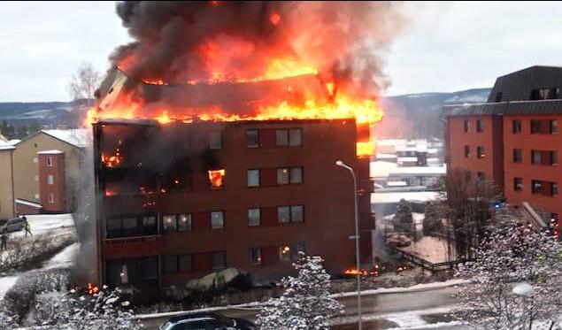 En person omkom i branden. Två skadades allvarligt. Foto: Gobiten.se/TT