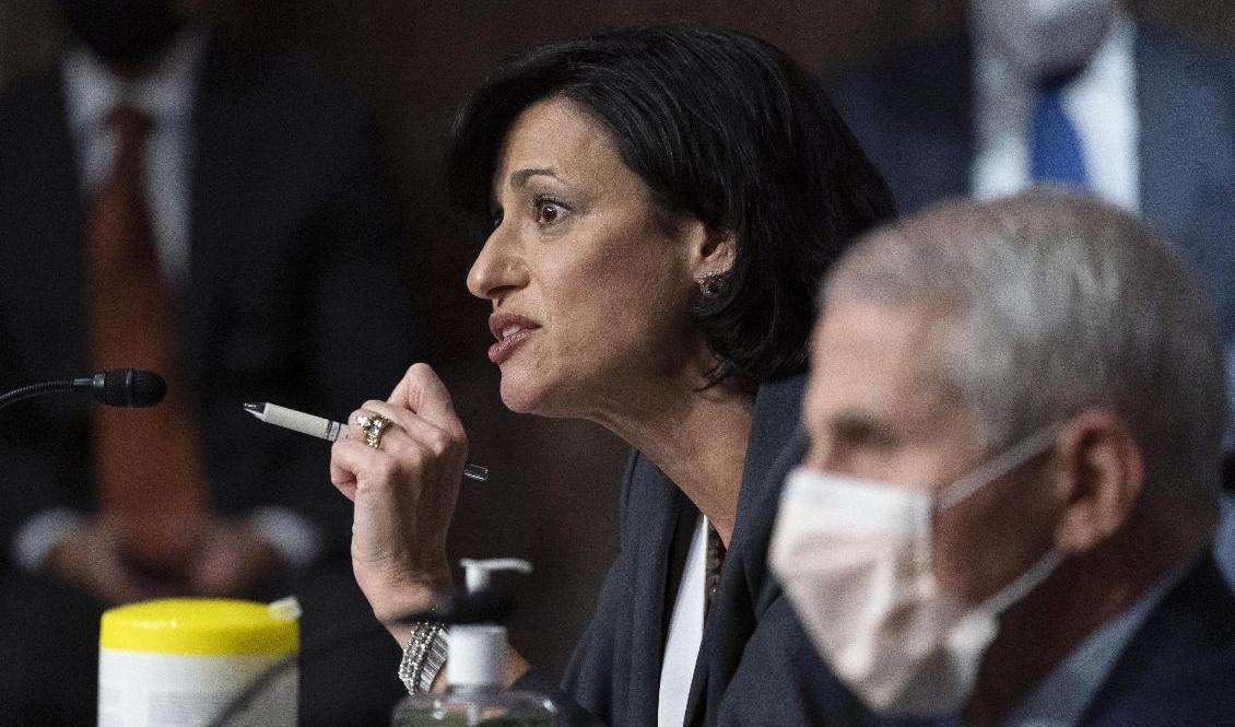 Rochelle Walensky (mitten) meddelade rekommendationen om en tredje vaccindos för alla vuxna. Arkivbild. Foto: Alex Brandon/AP/TT