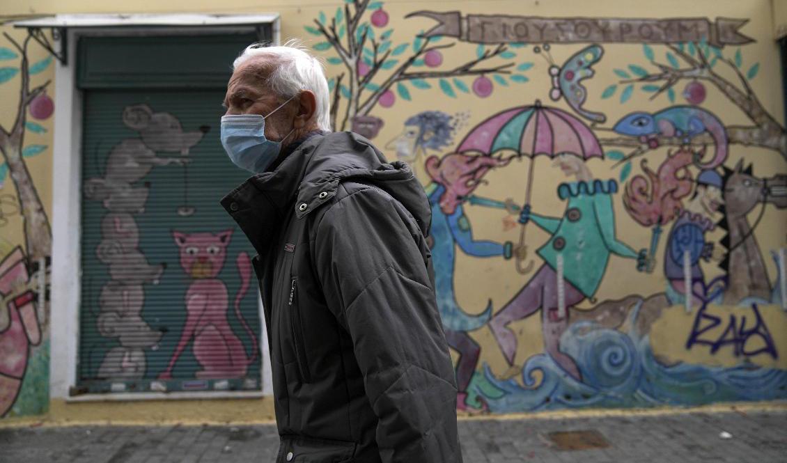 Ovaccinerade 60-plussare i Grekland kommer att få böta. Foto: Thanassis Stavrakis/AP/TT