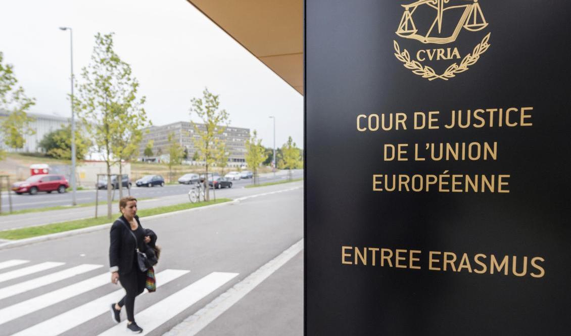 En kvinna utanför EU-domstolens lokaler i Luxemburg. Arkivfoto. Foto: Geert Vanden Wijngaert/AP/TT