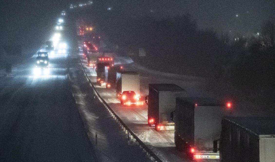 Långa köer och snödrev i södergående körfält då lastbilar inte kommer över Hallandsåsen på E6 i ymnigt snöfall och halka på onsdagskvällen. Foto: Johan Nilsson/TT
