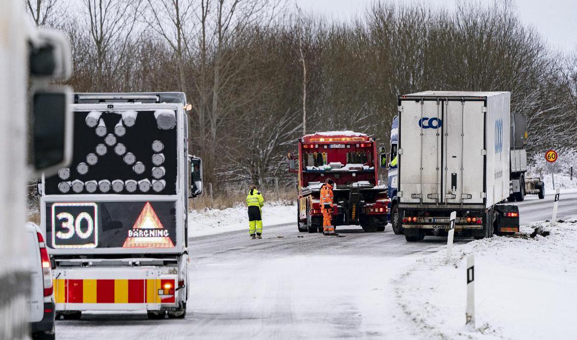 En lastbil som hamnat i diket i halkan bärgas på vägen mellan Hyllinge och Väla utanför Helsingborg på torsdagen. Foto: Johan Nilsson/TT