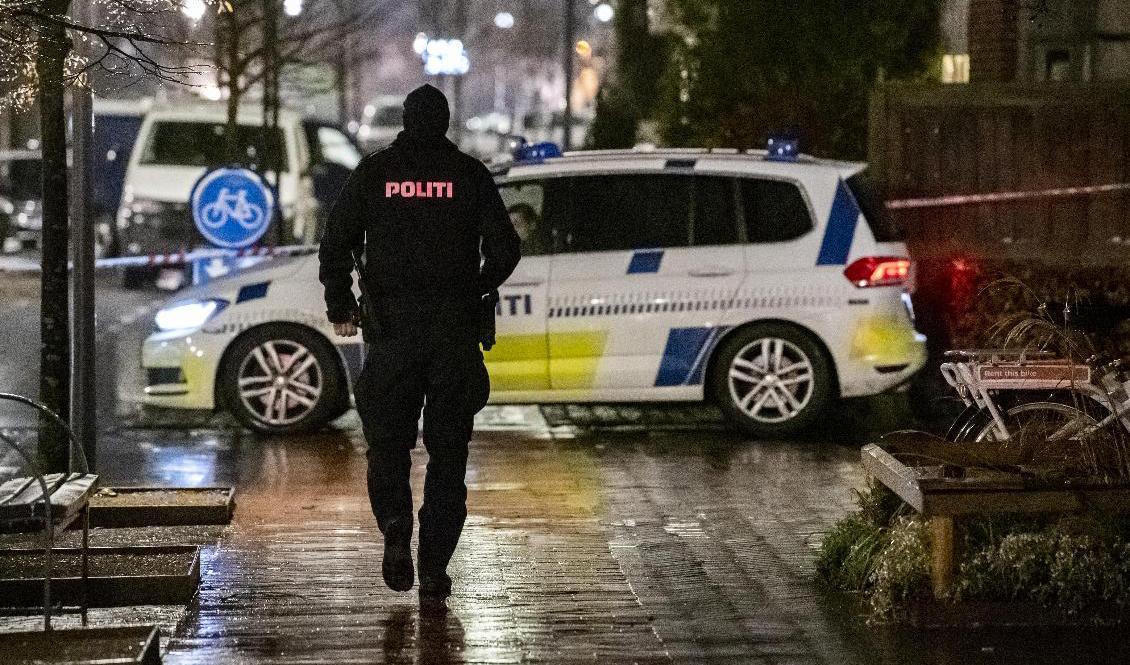 Polis på plats vid frisörsalongen på Islev Torv i Rødovre i västra Köpenhamn efter att tre personer skadats i en skottlossning, varav en avlidit. Foto: Johan Nilsson/TT