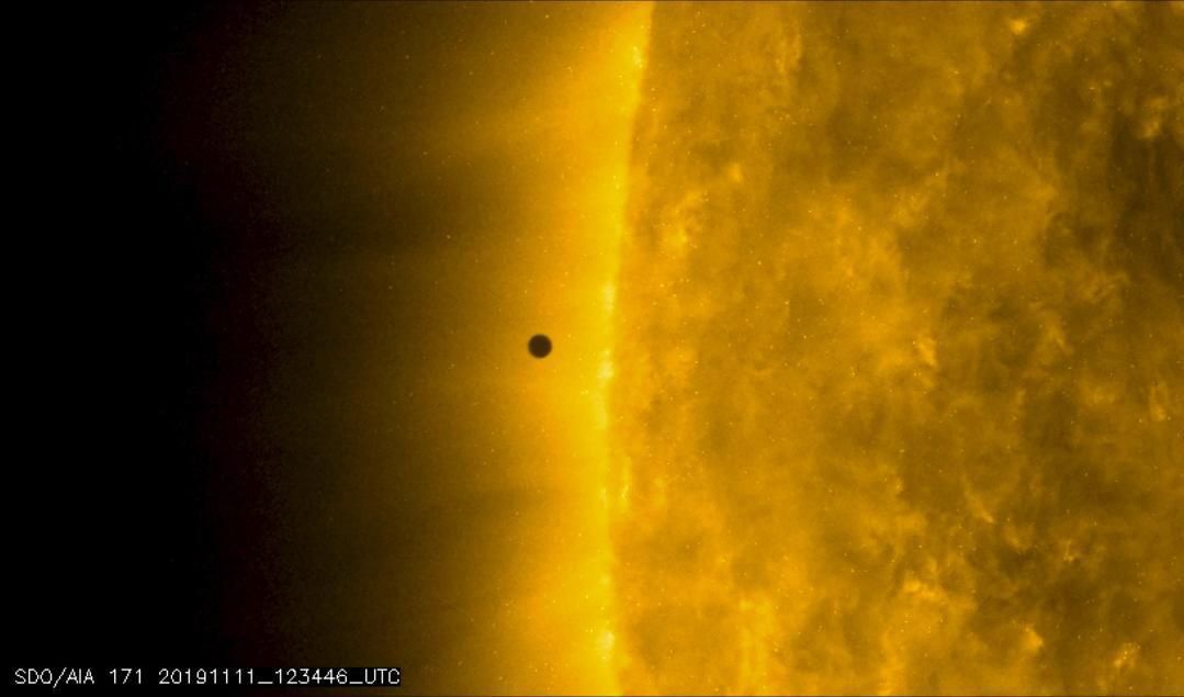 Den nya planeten har vissa likheter med Merkurius, som på den här bilden syns som den svarta cirkeln nära solen. Foto: Nasa/AP/TT