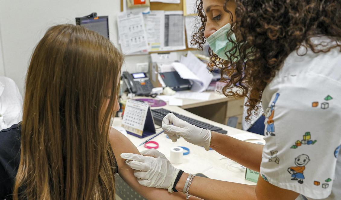 I Sverige har Folkhälsomyndigheten beslutat att barn 12-15 år ska ges 2 doser av Pfizers vaccin. I Norge ges endast en dos då risken för allvarliga biverkningar ökar efter en andra dos. Foto: Jack Guez/AFP via Getty Images