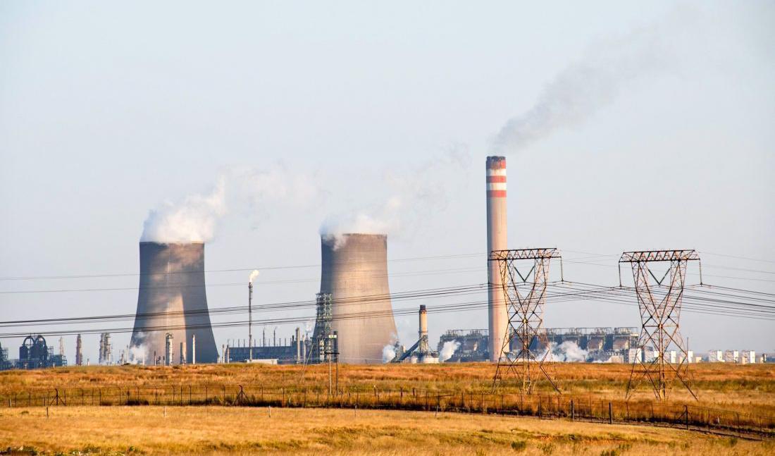 
Koleldat kraftverk i Mpumalanga i Sydafrika som lider av ständiga elavbrott. Enligt energianalytiker kan största elföretaget Eskom gå omkull. Foto: Mujahid Safodien/AFP via Getty Images                                            