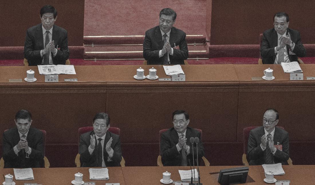 
På övre raden den kinesiske ledaren Xi Jinping (mitten), premiärminister Li Keqiang (t.h) och ordföranden i Nationella folkkongressen Li Zhanshu. Foto: Kevin Frayer/Getty Images                                            
