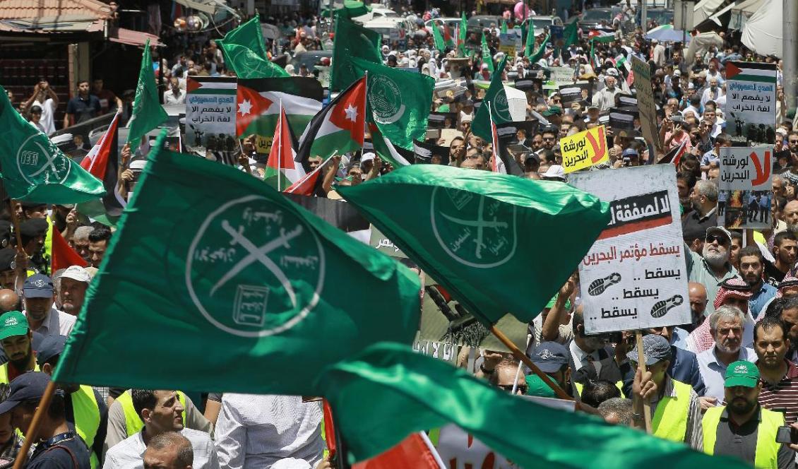 Muslimska brödraskapets flaggor syns i en demonstration i Jordaniens huvudstad Amman, den 21 juni 2019. Foto: Khalil Mazraawi/AFP via Getty Images