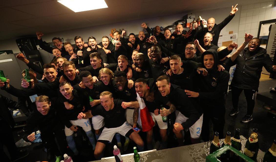 Malmö FF tar hem SM-guldet och Lennart Johanssons pokal efter att ha spelat oavgjort mot Halmstad i lördagens fotbollsmatch i den sista omgången av allsvenskan mellan Malmö FF och Halmstads BK på Eleda Stadion. Foto: Andreas Hillergren/TT
