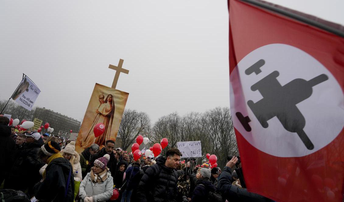 Demonstrationer i Utrecht mot pandemirestriktioner. Foto: Peter Dejong/AP/TT