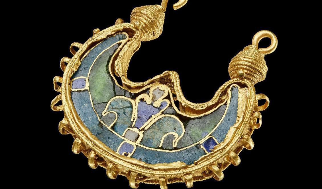 Guldörhänget ställs ut på vikingautställningen på Nationalmuseet i Köpenhamn. Foto: Søren Greve, Nationalmuseet/AP/TT