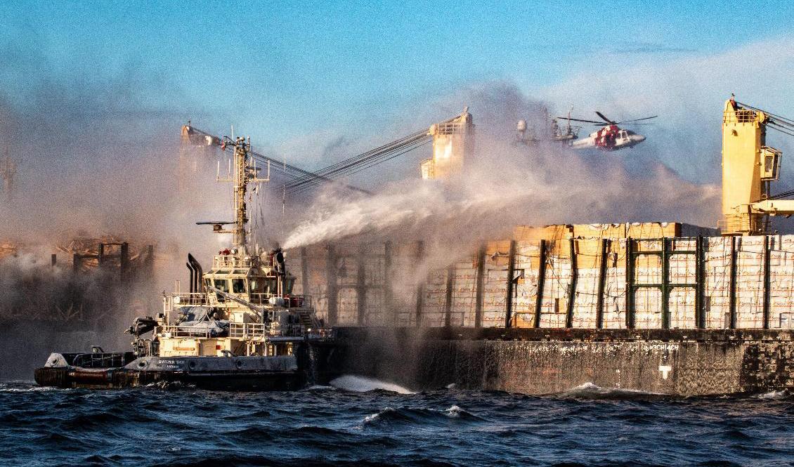 Släckningsarbetet vid fartyget Almirante Storni under måndagen. Foto: Kustbevakningen
