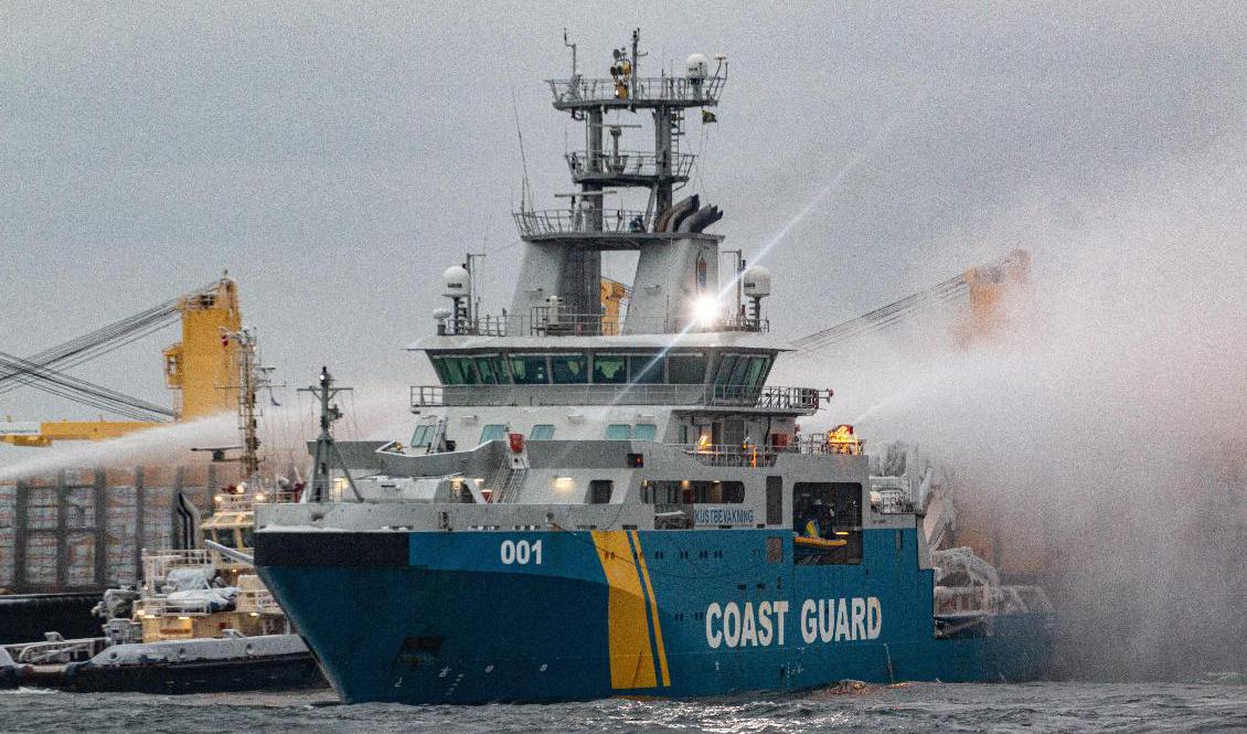 Flera fartyg har arbetat i fyra dygn med att försöka släcka den brinnande virkeslasten ombord på Almirante Storni, nära Vinga utanför Göteborg. Foto: Kustbevakningen