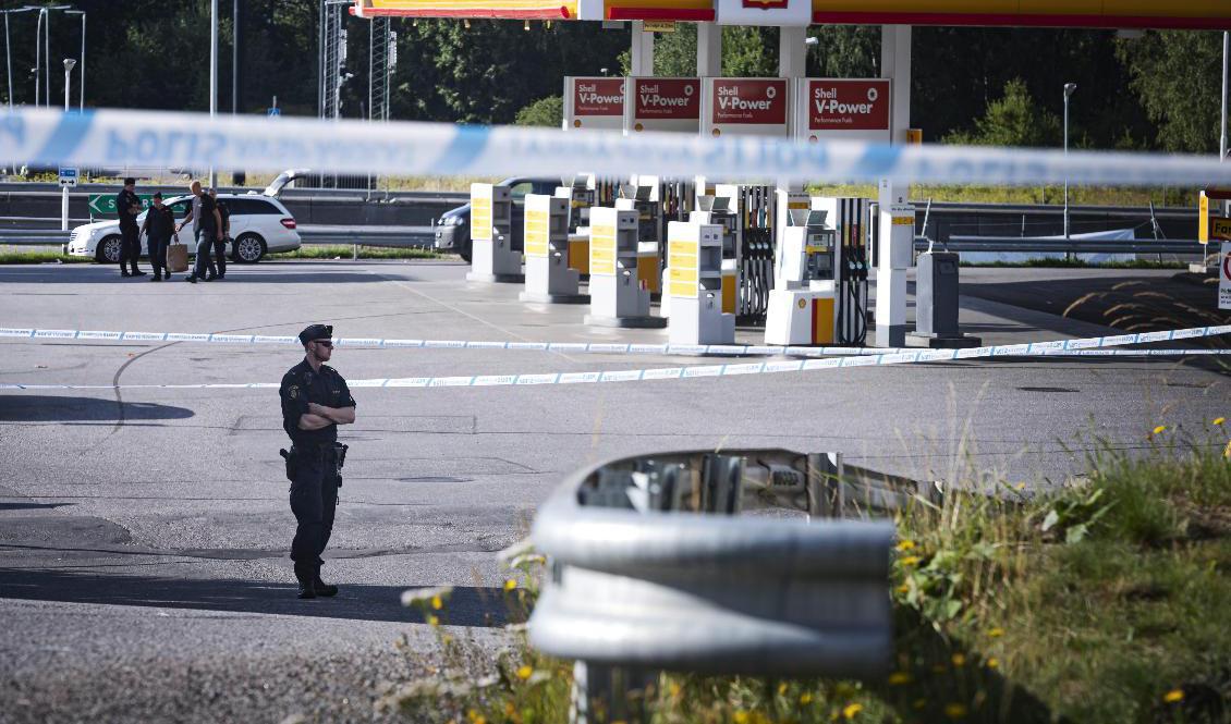 Den man i 30-årsåldern som anhållits misstänkt för dödsskjutningen av en tolvårig flicka i Norsborg söder om Stockholm har häktats. Bilden från brottsplatsen. Foto: Naina Helén Jåma/TT
