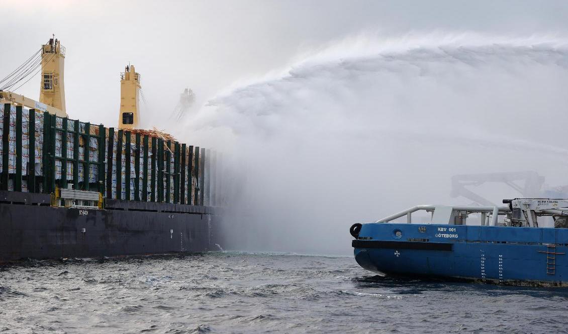 Släckningsarbetet med fraktfartyget Almirante Storni fortgick under fredagen. Lördag morgon ska båten till kajplats 615 i Göteborgs hamn för att underlätta släckningsarbetet. Foto: Adam Ihse/TT