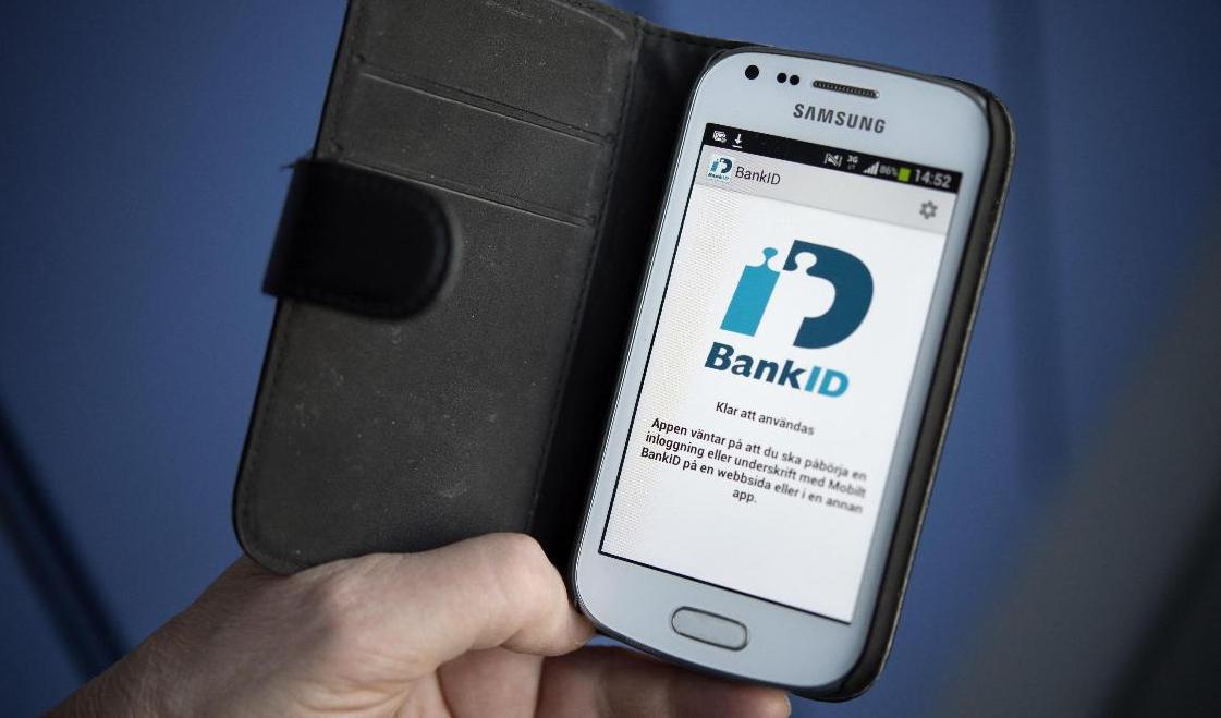 Konsumentverket uppmanar människor att lägga på luren om de blir uppringda av någon som ber dem uppge sina bankuppgifter eller använda bank-ID. Arkivbild. Foto: Jessica Gow/TT